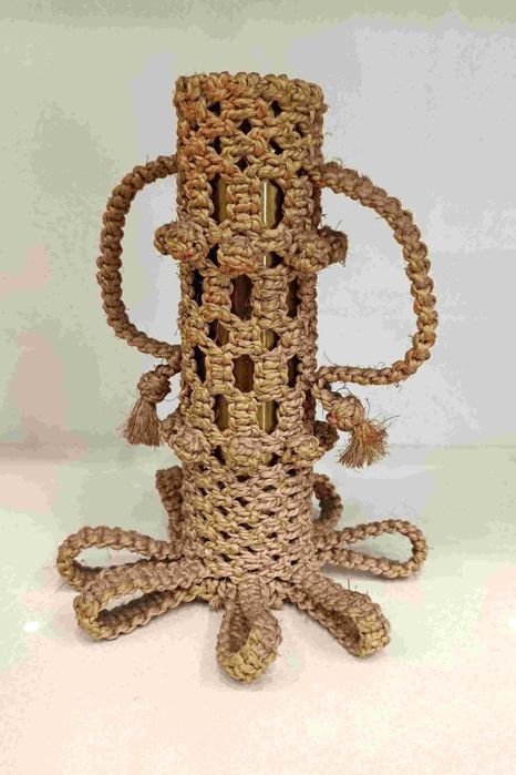 Arte de trincheira/militar, peça de artilharia naval revestida em macramé