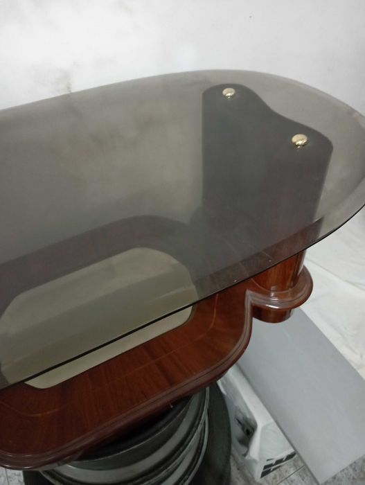 Mesa de centro , com tampo em vidro