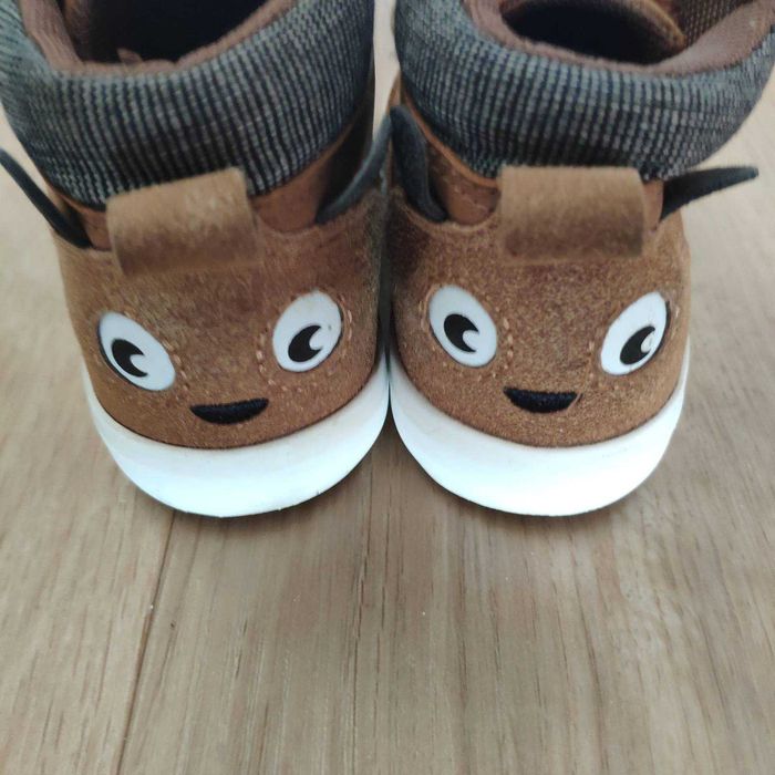 Brązowe sneakersy 23