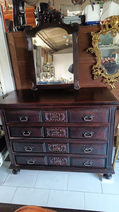 Comoda muito antiga, vintage. Em muito boas condições