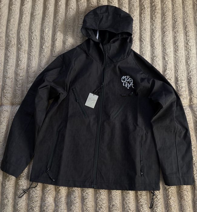 Вітровка MERTRA – чорна технічна куртка з капюшоном