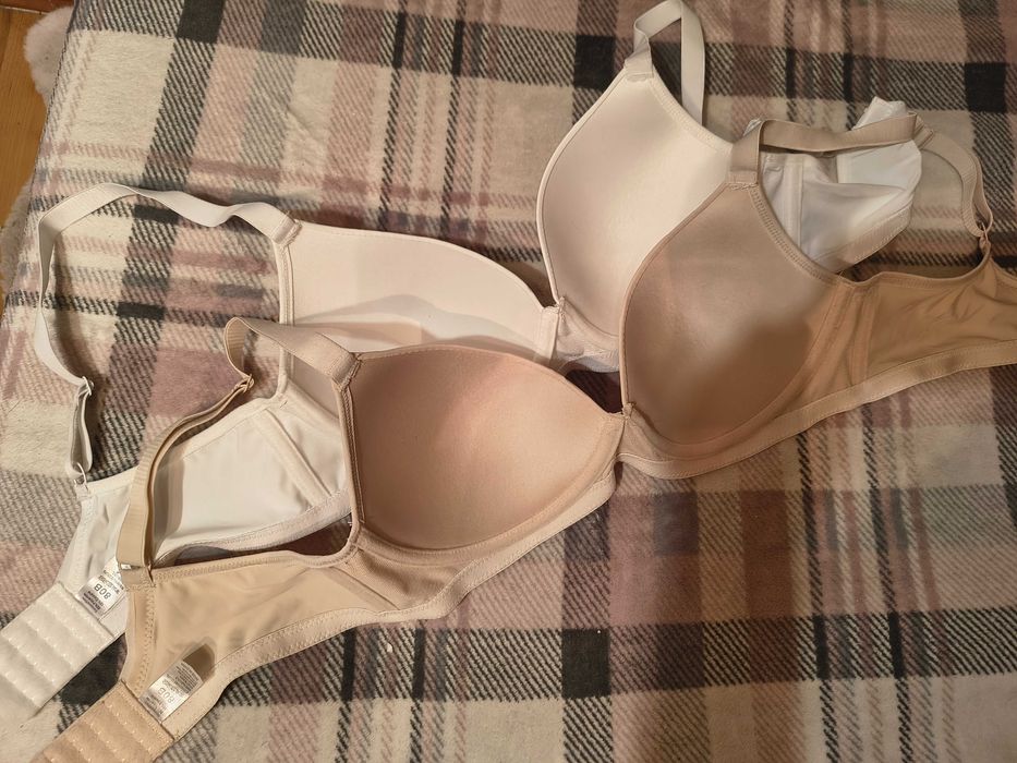 Biustonosz 80B, w kolorze białym i beżowym.