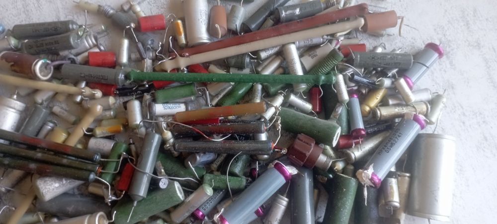 Роз'єми радянських часів та інші радіодеталі.