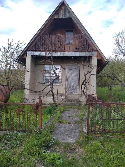 Земельна ділянка з дачним будинком в м. Заставна