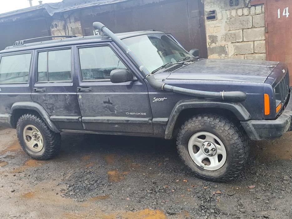 Продам авто джип черокі 2.5 дизель всі питання по телефону