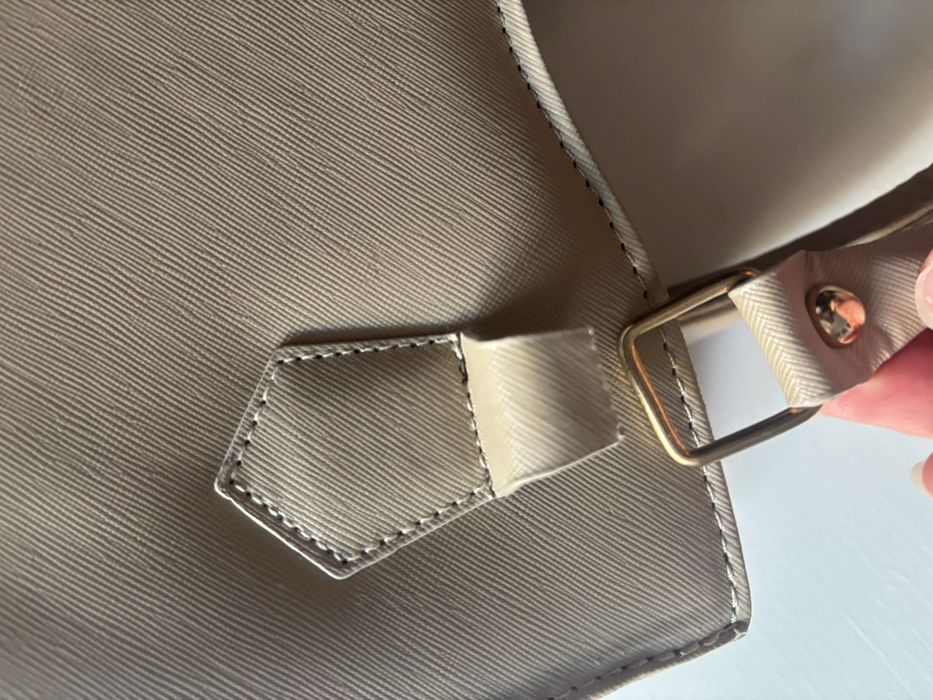 Beżowa torebka ze złotymi akcentami