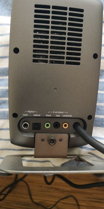 Logitech Z680, 5.1 com subwoofer ativo e 5 satellites