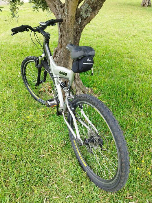 Bicicleta nova de montanha com soporte de ferramentas