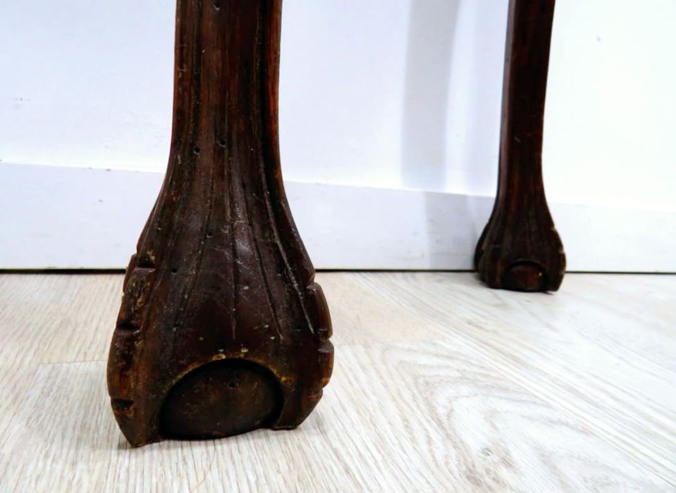 Credencia com pés de garra.