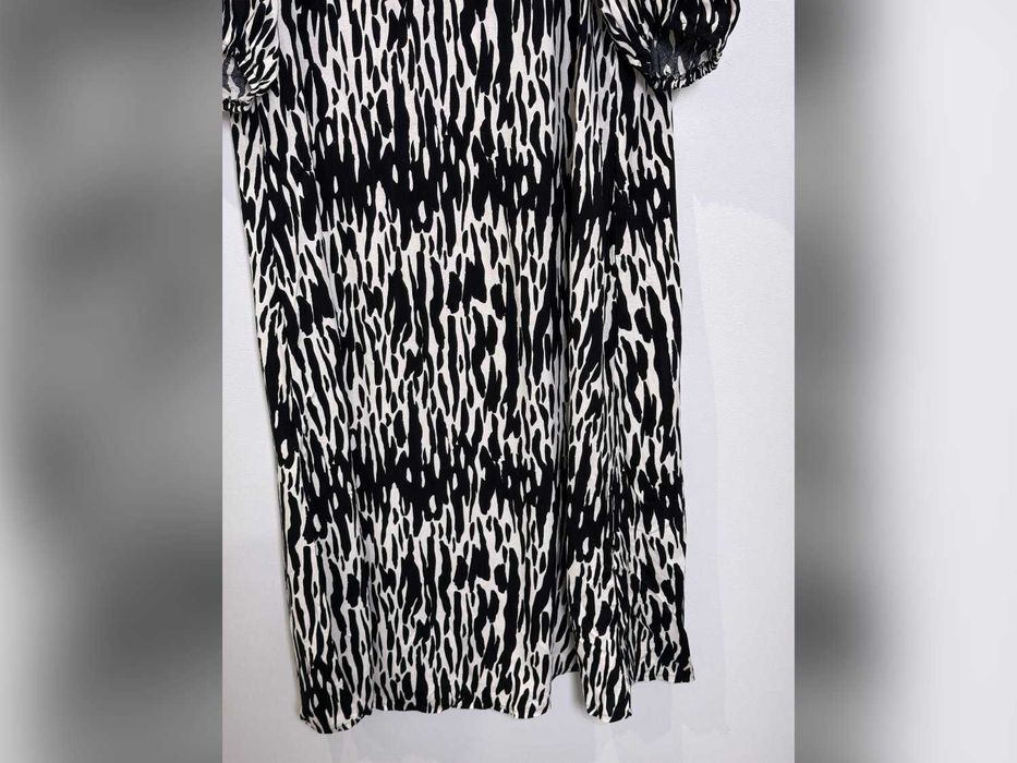 Sukienka czarna animal print ze stójką i bufkami M