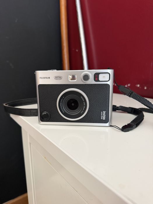 Fujifilm Instax Mini Evo Preta (DENTRO DA GARANTIA) com cartão de memória Sandisk Ultra 32GB