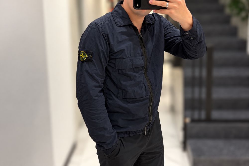 Б/у чоловіча оригінальна куртка Stone Island синього кольору в розмірі М