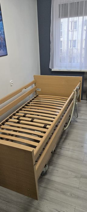 Łóżko rehabilitacyjne z elektryczną regulacją.