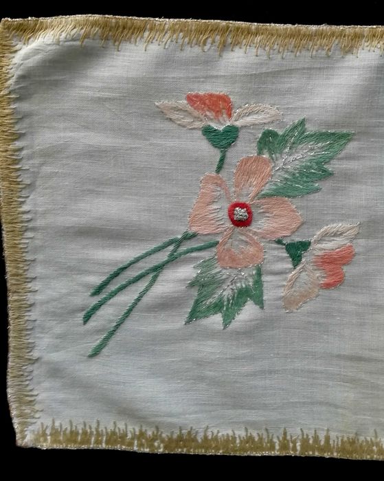 Conjunto de Panos ou naperons antigos Bordados à mão em linho