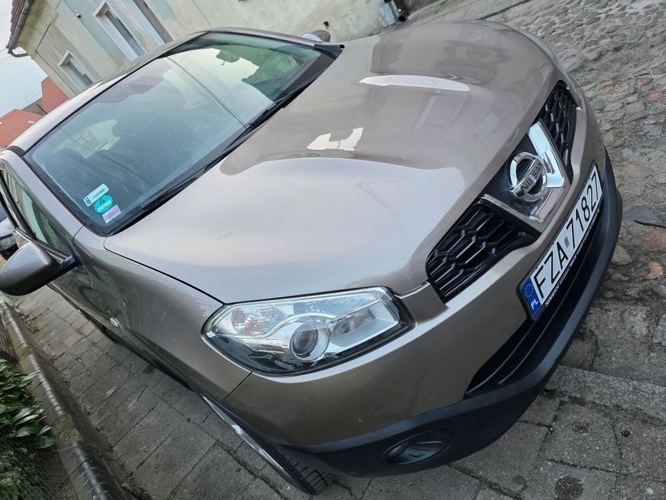 Nissan Qashqai Samochód cały w oryginalnym lakierze,bezwypadkowy.
