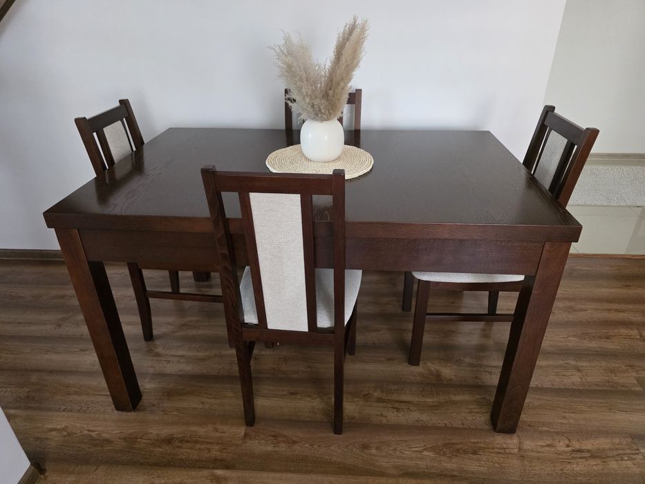 Stół  do salonu 140cm plus 2x40 z 4 krzesłami