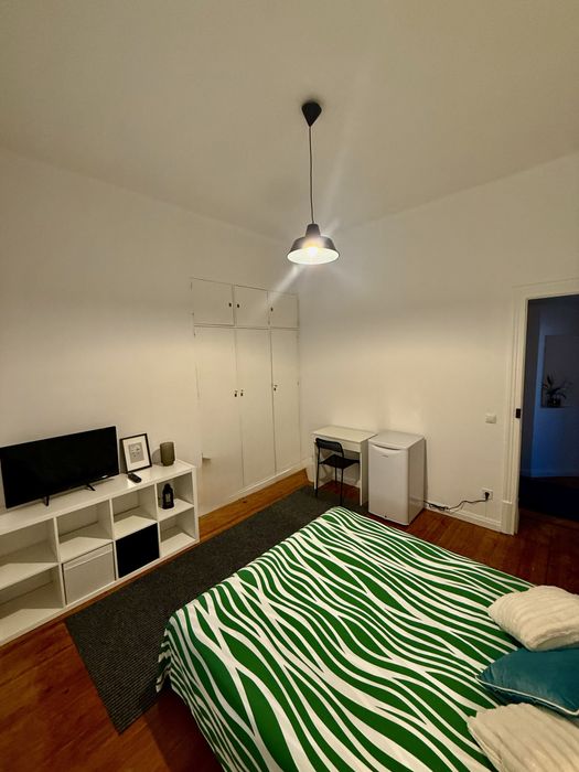 Quarto p casal ou 2 pessoas famil. mobiliado em frente El Corte Inglés Lisboa