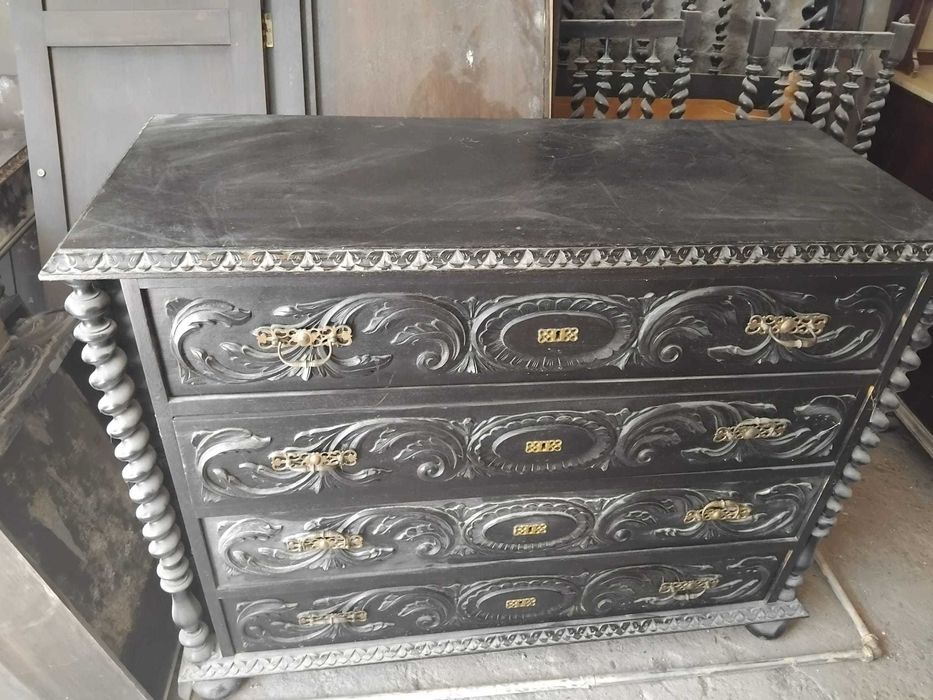 Cama casal, roupeiro, cômoda e 2 mesinhas de cabeceira.