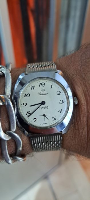 Relógio mecânico vintage Latino.