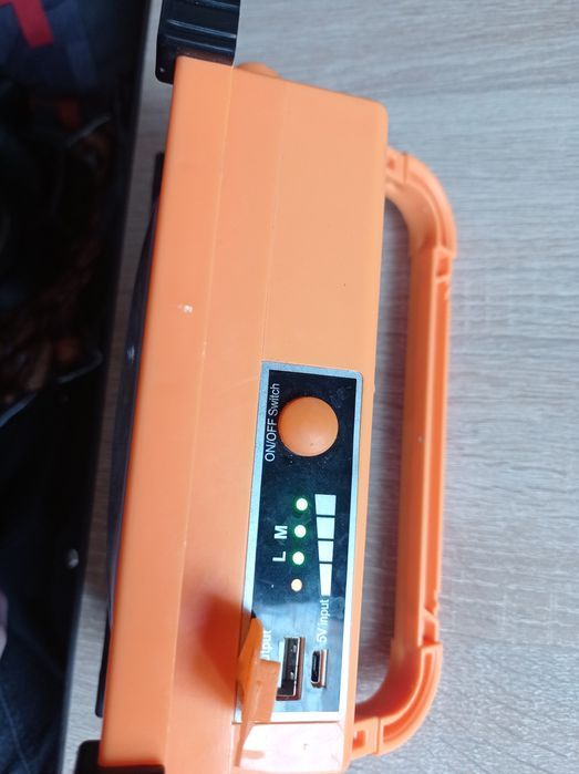 Продам прожектор з вбудованим аккумулятор на сонячних панелях