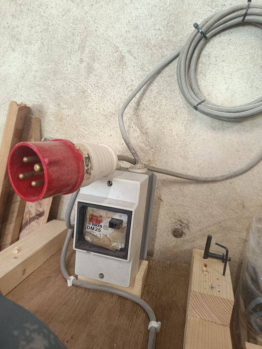 Motor trifásico com cabeça de berbequim