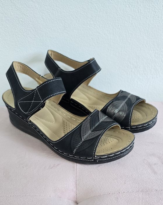 Sandalia nova em azul e preto. Tam 38