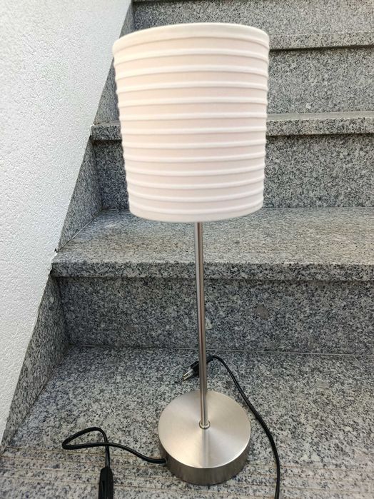 Candeeiro de mesa e suporte de garrafa