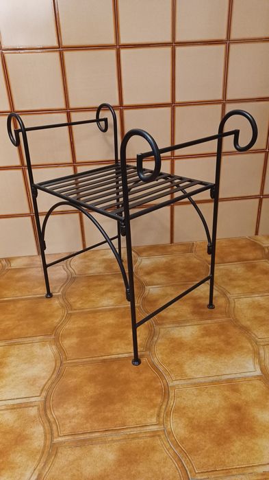 Banco de ferro forjado preto, design clássico