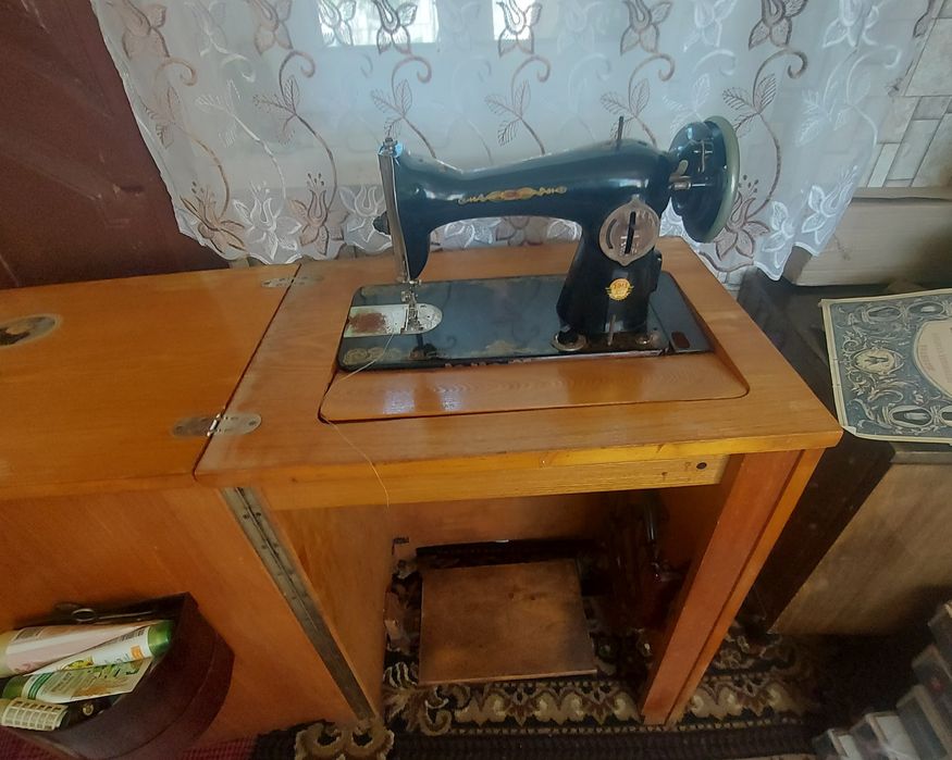 Продам швейну машинку.