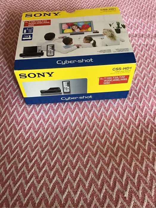 Цифровий фотоапарат Sony DSC-W90 з станцією для перегляду фото