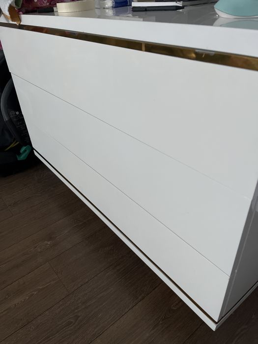 Aparador branco e dourado interdesign
