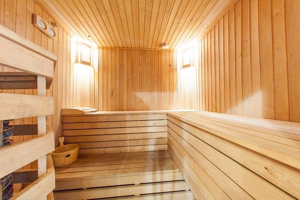 Дом 450 кв. До 35 человек. Сауна, беседка, теннис, генератор, бассейн.