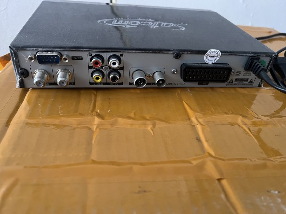 Тюнер спутниковый