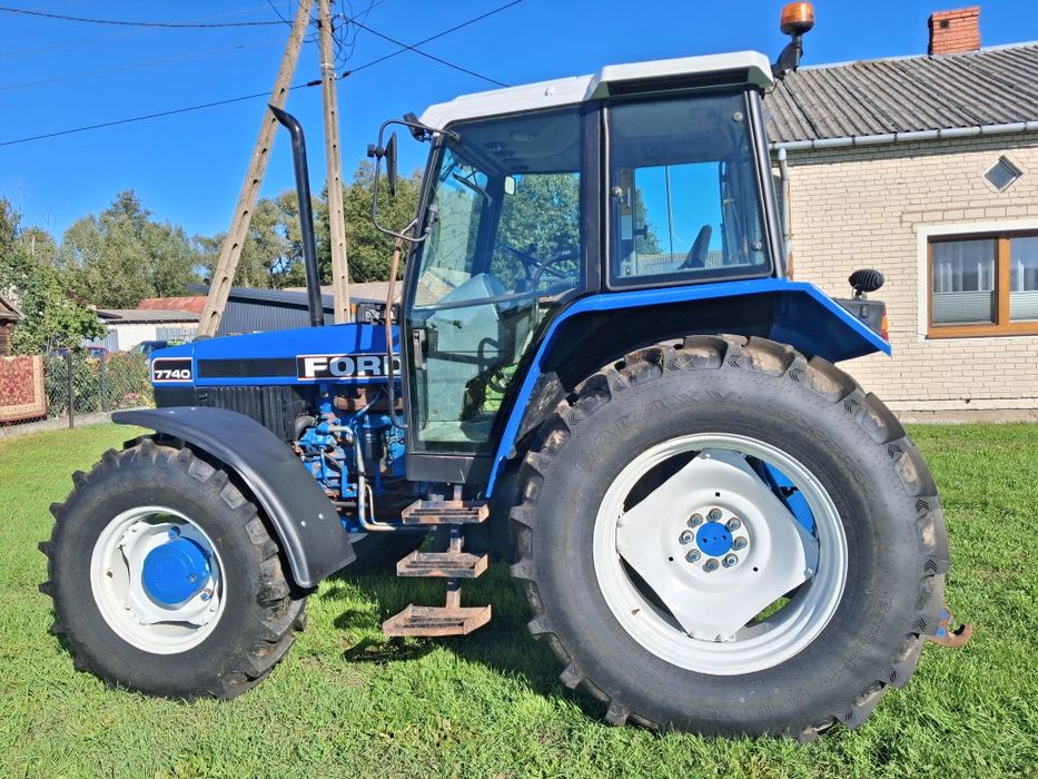 Ford 7740 New Holland