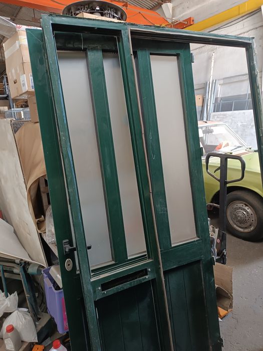 Porta de alumínio lacada verde