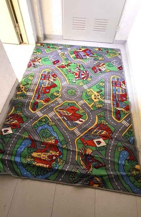 Tapete infantil com pista