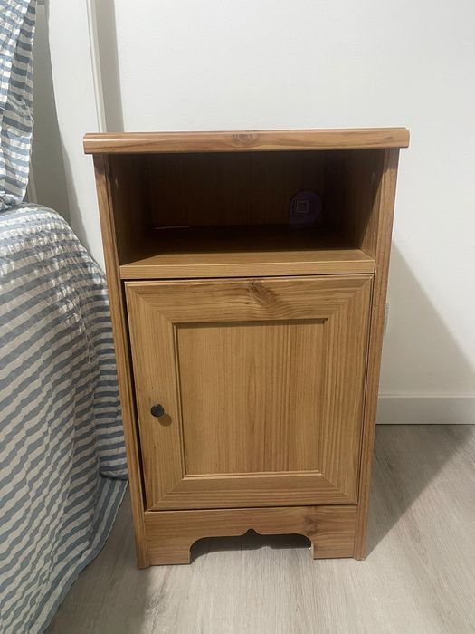 Mesinha de cabeceira e cómoda