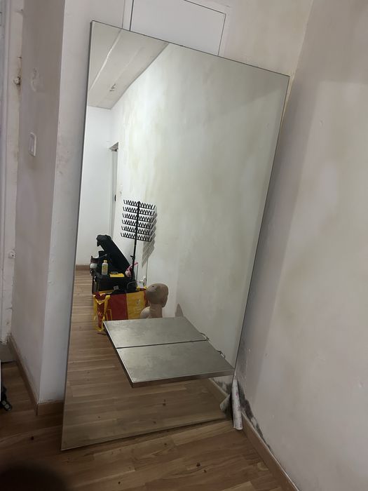 Espelho para salão de beleza e cadeira giratória