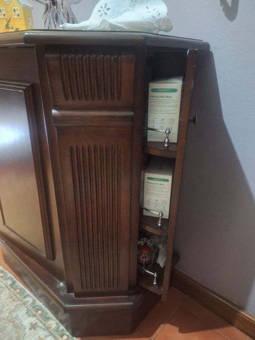Móvel pequeno com portas laterais de rodar . 72 cm de  altura , 37 cm de profundidade