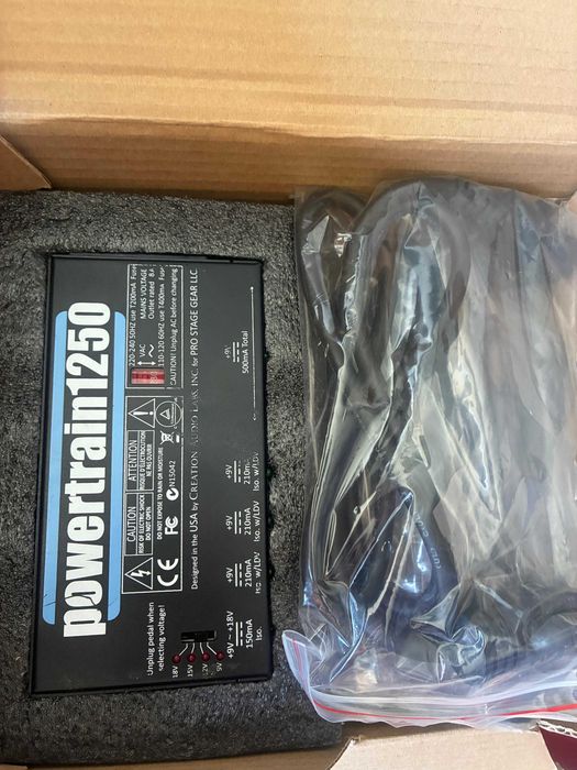 Fonte de alimentação Pedaltrain Powertrain 1250 com caixa