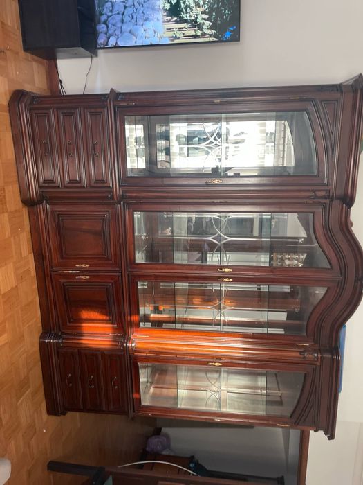 Cristaleira com luzes internas