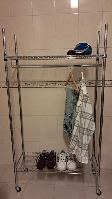 Móvel  de arrumos com Prateleira metálica e arrumação para cabides.
