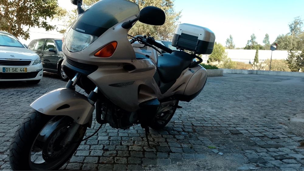 Vendo mota honda Deauville 650cc ano 2000 35 km