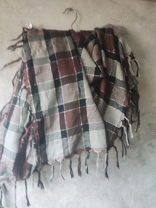 Chustka w kratę z frędzlami i srebrną nitką