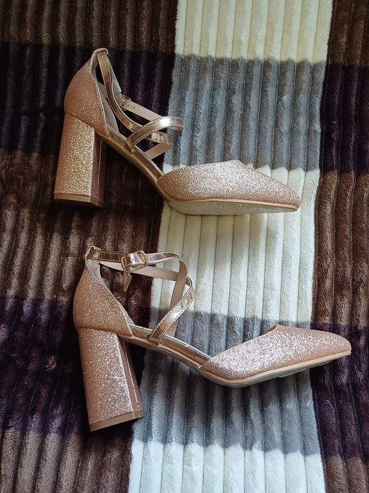 Практично нові босоніжки /туфлі