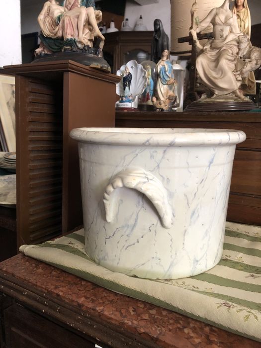 Pote feito de louça antiga
