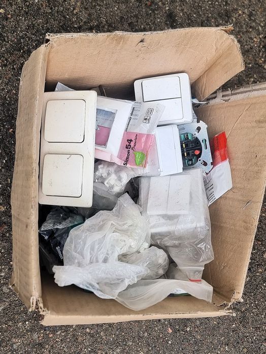 Kontakty , włączniki ,skrzynki jeszcze więcej