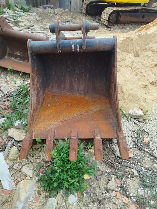 Giratória  JCB8060 6.4Toneladas 2007 e muitos acessórios.