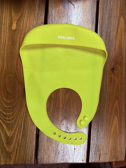 Нагрудник силиконовый для кормления мягкий желтый