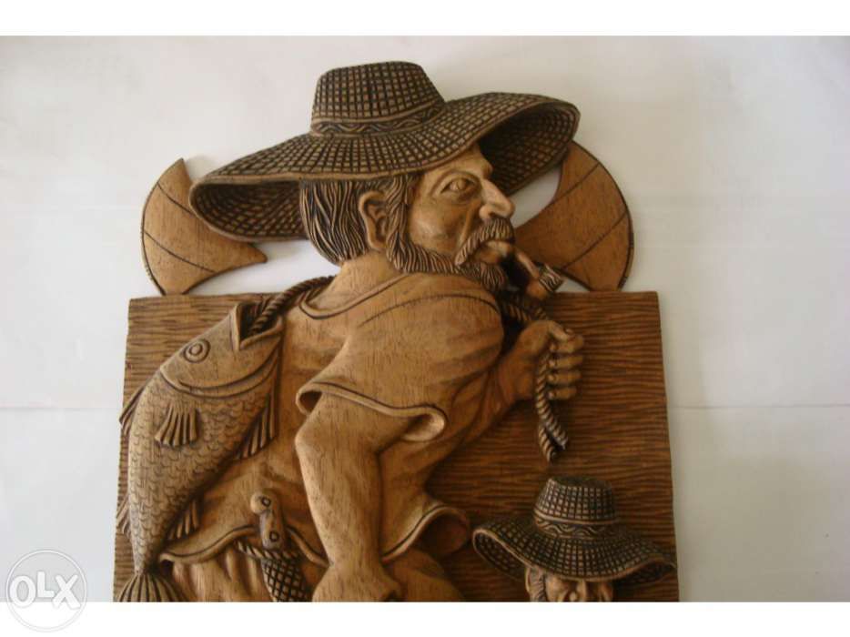 Escultura exclusiva de pescadores em madeira de cedro